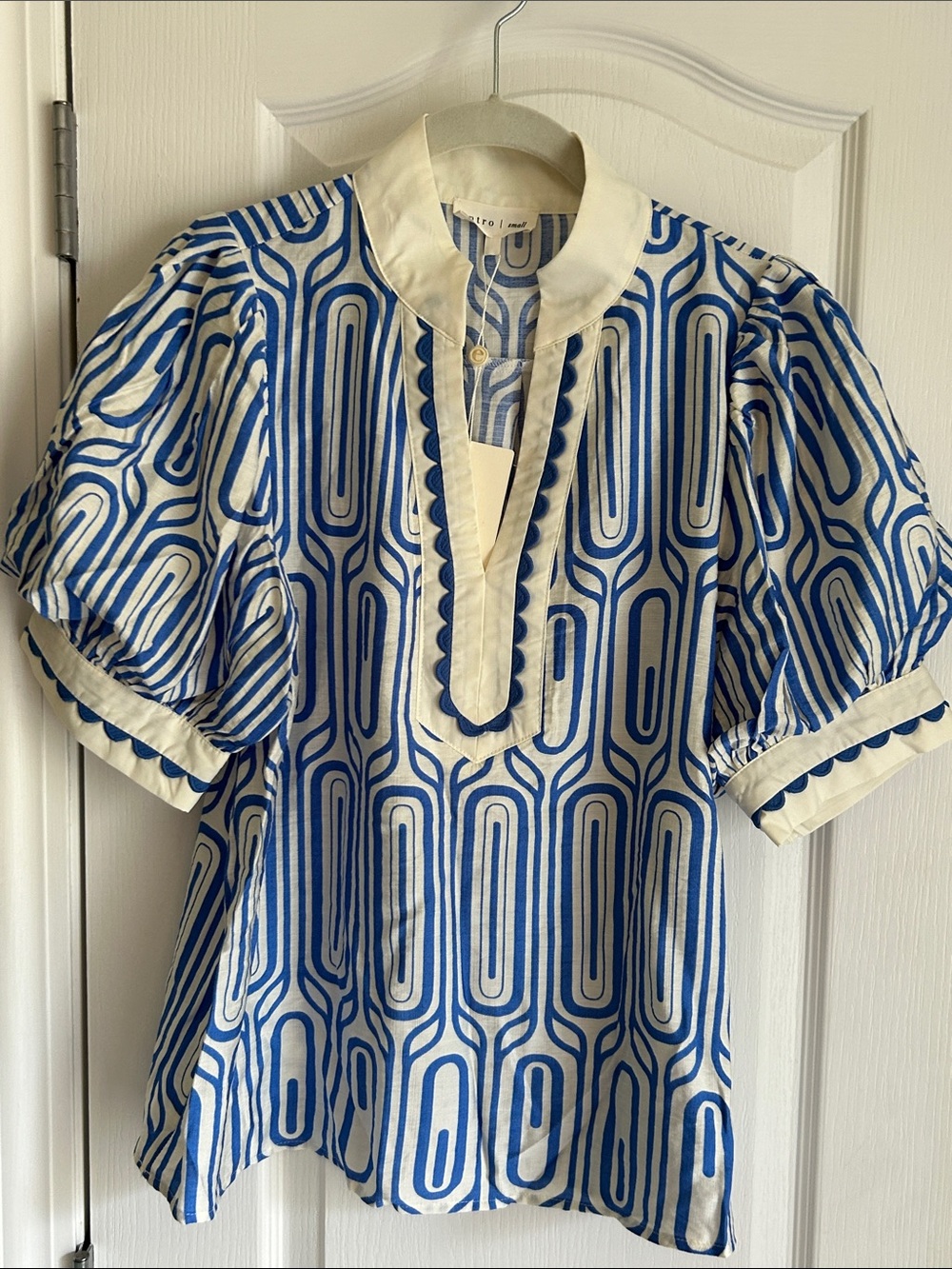 Entro Blue Geometric V-Neck Short Sleeve Top - NWT Small - Picture 2 of 6